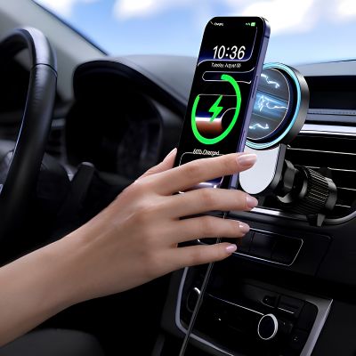 femme qui dépose son téléphone sur support telephone voiture Chargix