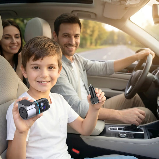 jeune garçon montrant la dashcam voiture avec ses parents