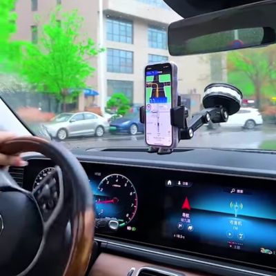Conducteur visionne GPS avec support téléphone voiture sur pare-brise
