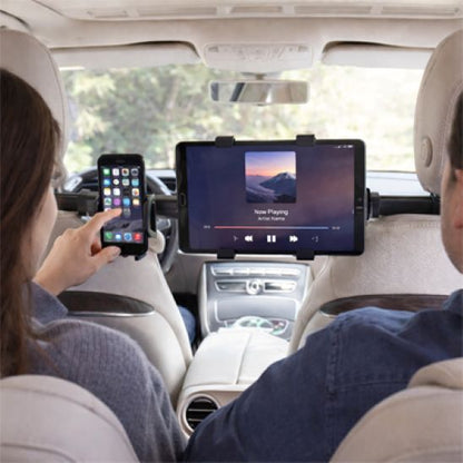 Deux passagers arrière qui profitent du support pour tablette voiture