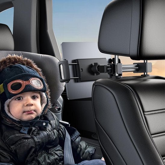 Enfant regarde dessin animé avec un support tablette voiture