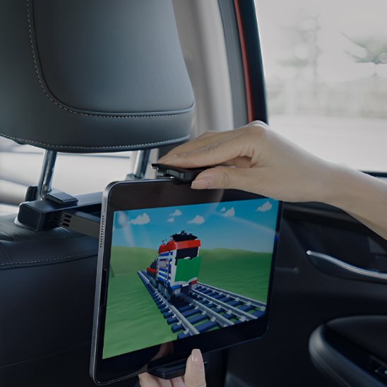 Femme règle position et distance du support tablette voiture