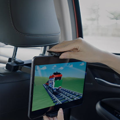 Femme règle position et distance du support tablette voiture
