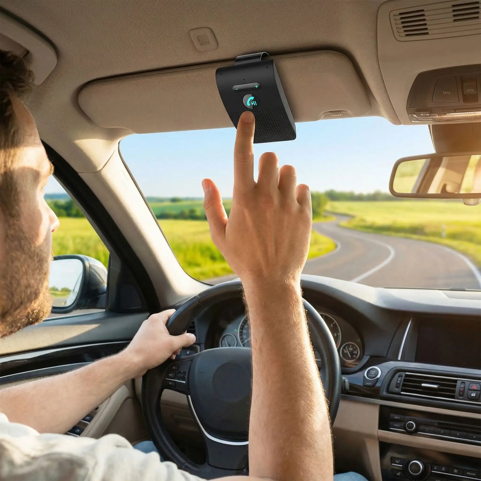 Homme au volant qui utilise Bluetooth voiture
