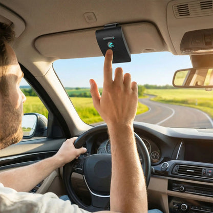 Homme au volant qui utilise Bluetooth voiture