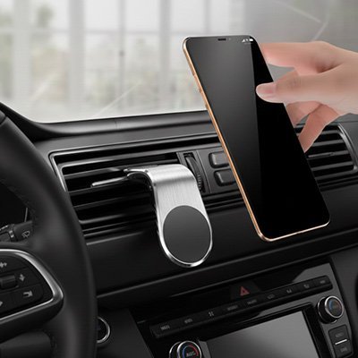 Main de femme qui dépose smartphone sur porte telephone voiture airclip