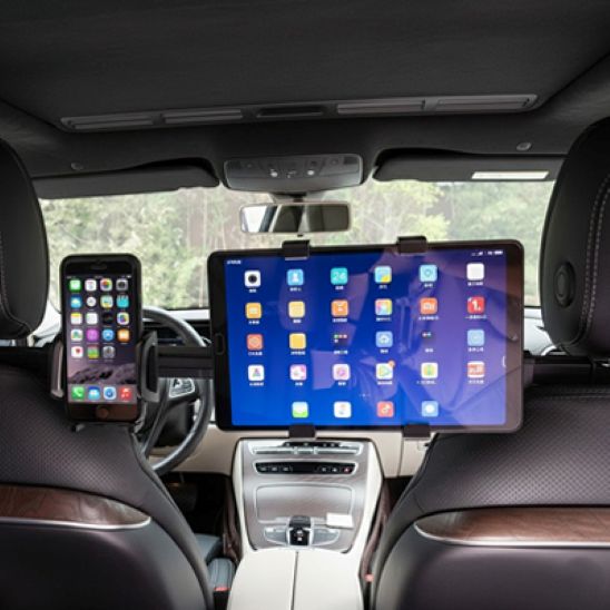 Support pour tablette voiture installé aux appuis-tête entre les deux sièges