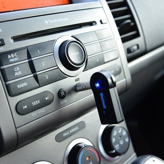 Adaptateur bluetooth voiture branché avec voyant LED