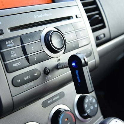 Adaptateur bluetooth voiture branché avec voyant LED