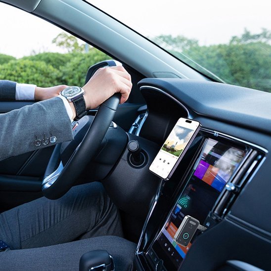 Adaptateur bluetooth voiture diffuse musique du téléphone avec homme au volant
