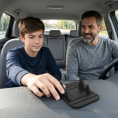 adolescent qui installe porte téléphone voiture tableau bord
