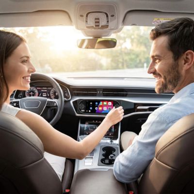 autoradio carplay Routix et couple heureux en voiture