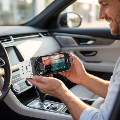 autoradio carplay Routix présenté par un homme souriant