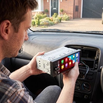 Autoradio carplay DriveX avec homme qui fait installation