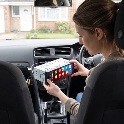 Autoradio carplay DriveX dans mains femme avant installation