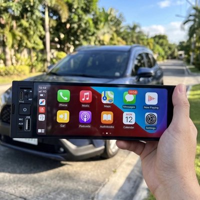Autoradio carplay Roadix dans la main d'une personne