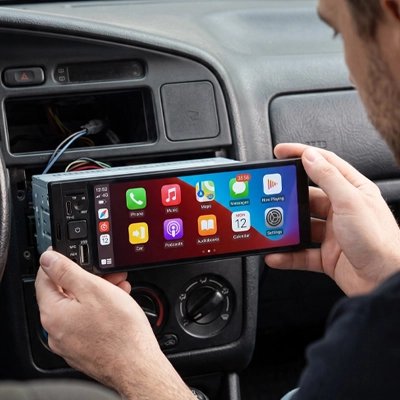 Autoradio carplay Roadix et homme qui fait son installation