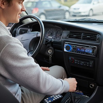 Autoradio SoniX dans voiture avec homme au volant