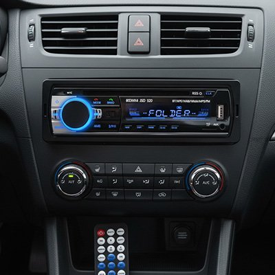 Autoradio SoniX installé dans voiture