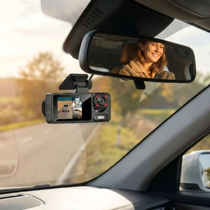 camera pour voiture et femme heureuse au volant