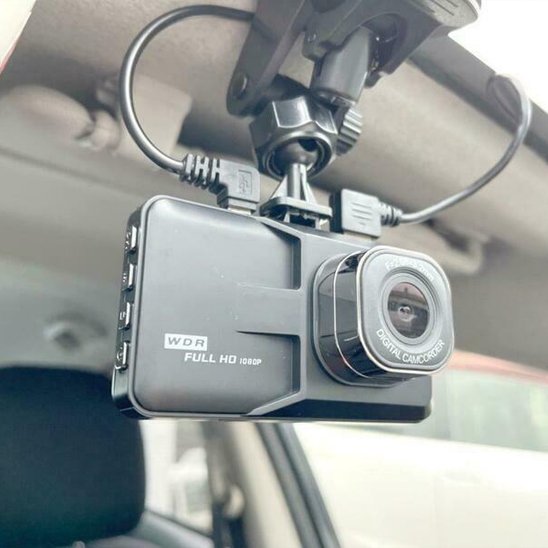 camera pour voiture installée près du rétroviseur