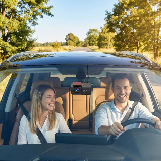 dashcam sur pare-brise et couple en voiture