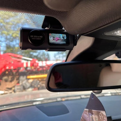 Dashcam placée près du rétroviseur