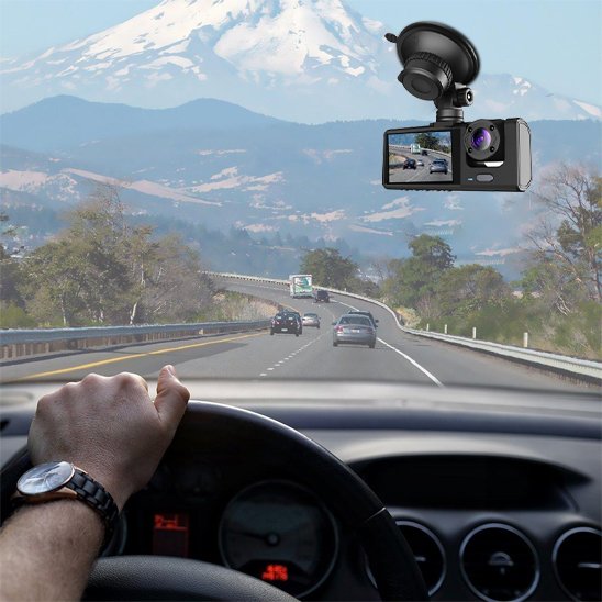 Dashcam avec ventouse installée sur pare-brise