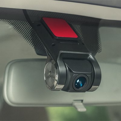 Dashcam voiture fixé discrètement derrière rétroviseur