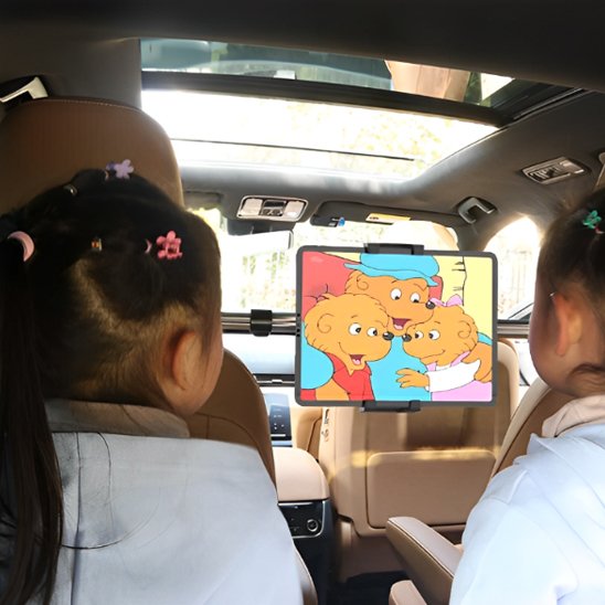 Deux enfants regardent un dessin animé avec support tablette voiture