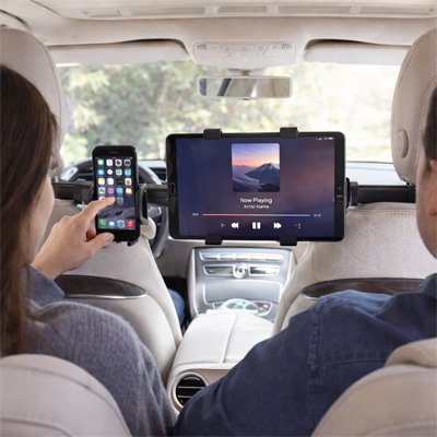 Deux passagers arrière qui profitent du support pour tablette voiture