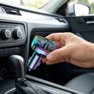 homme montrant son allume cigare Bluetooth