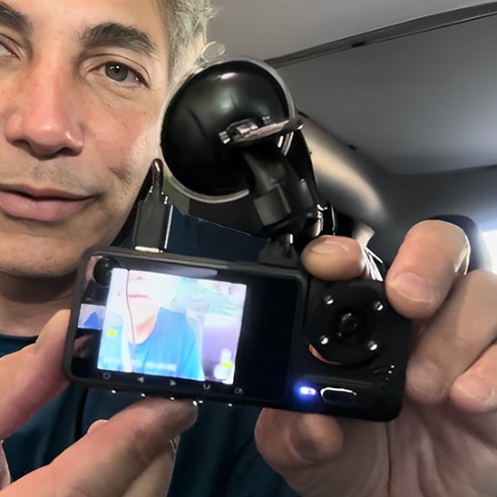 homme nous montre Dashcam
