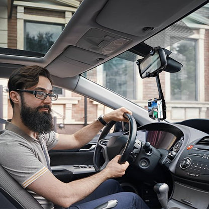 homme regarde smartphone sur support téléphone voiture avant de prendre la route