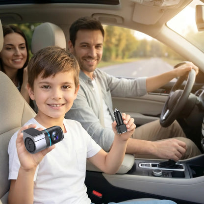 jeune garçon montrant la dashcam voiture avec ses parents