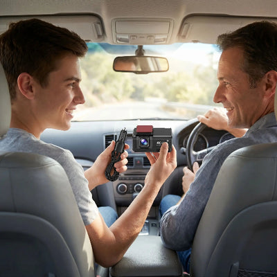 jeune homme montre à son père la dashcam