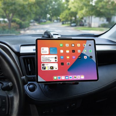 support pour tablette voiture au centre du tableau de bord