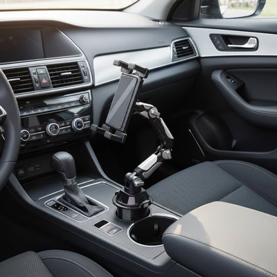 Support pour tablette voiture installé dans porte-gobelet