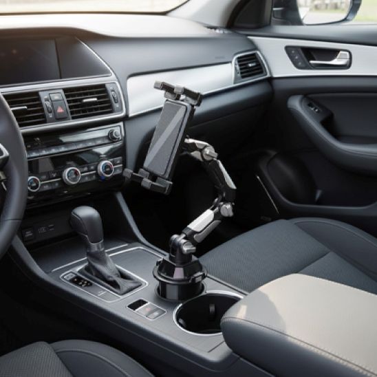 Support pour tablette voiture installé dans porte-gobelet