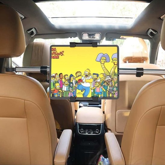 Support tablette voiture dans voiture familiale installé entre deux sièges