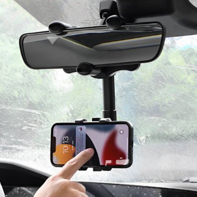 support téléphone voiture femme qui pointe du doigt son smartphone