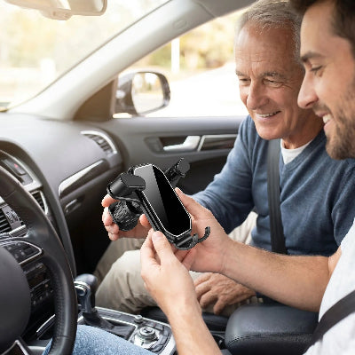 support téléphone voiture grille d'aération noir miroir dans mains homme
