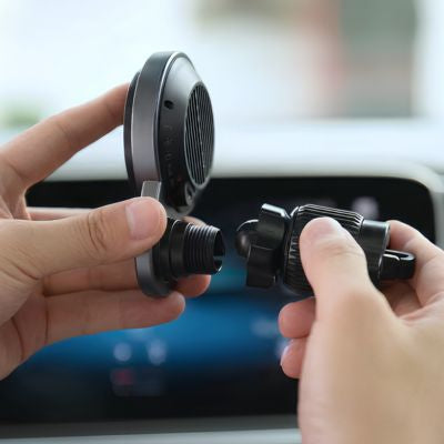 une personne insère support telephone voiture Chargix dans clip pour ventilation
